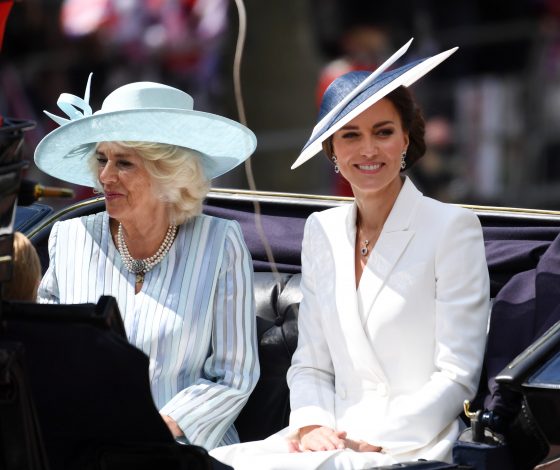 Сама элегантность: Кейт Миддлтон в белоснежном платье вышла в свет с детьми