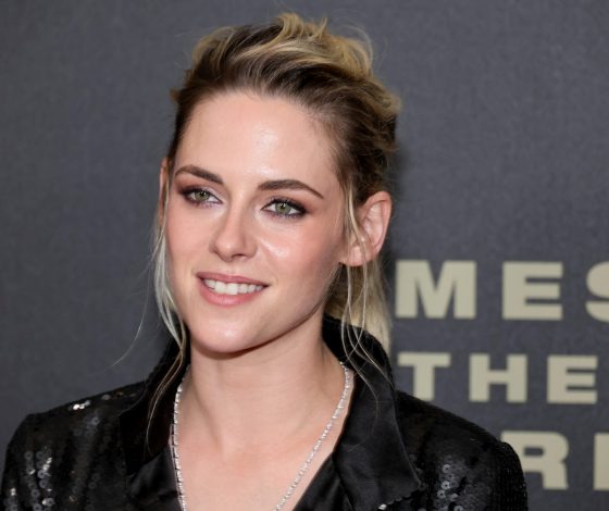 Кристен Стюарт в мерцающем образе Chanel c акцентом на декольте