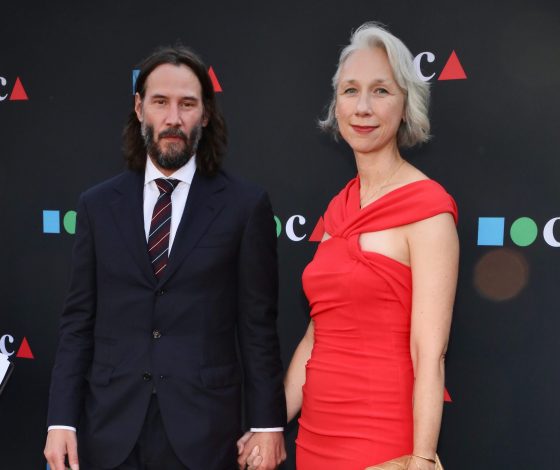 Неразлучны: Киану Ривз и Александра Грант держатся за руки во время прогулки по Нью-Йорку