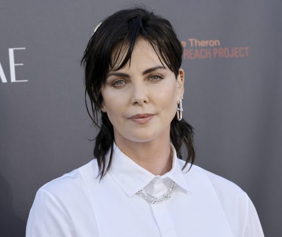 Неожиданное перевоплощение: Шарлиз Терон стала жгучей брюнеткой