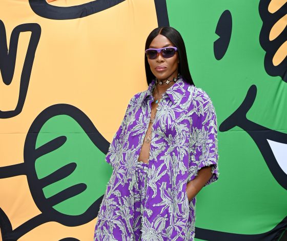 Смело: Наоми Кэмпбелл появилась на публике в полностью расстёгнутой рубашке