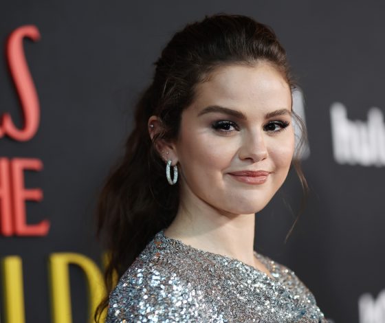 Селена Гомес в сияющем платье с разрезом до бедра