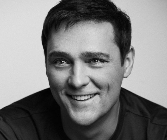 Белые розы, тысячи поклонников, под фотокамерами: как прошло прощание с Юрием Шатуновым?