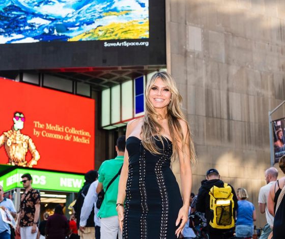 Одно неловкое движение: Хайди Клум в облегающем платье на шнуровке