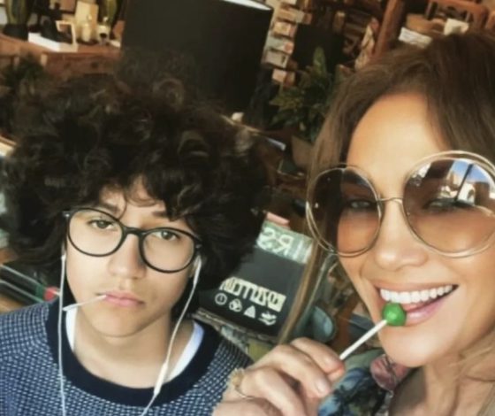 Дженнифер Лопес представила свою дочь как небинарную персону: они выступили вдвоем на концерте