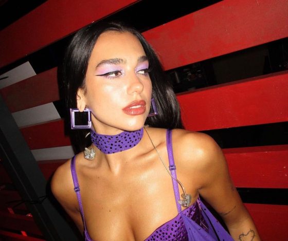 Дуа Липа вернула тренд макияжа из 90-х — лиловые тени с черными стрелками