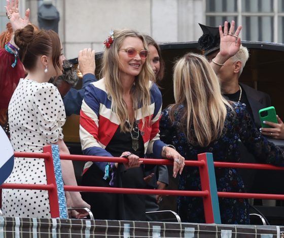 Встреча двух легенд: Кейт Мосс и Наоми Кэмпбелл на параде по случаю платинового юбилея королевы