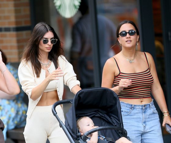 Все дело в деталях: Эмили Ратаковски показала, как носить соблазнительный трикотажный комплект в городе