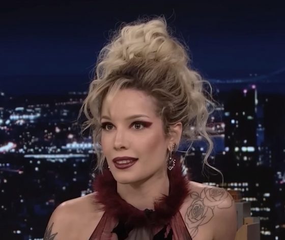 «Повезло, что я жива»: певица Холзи в слезах рассказала о страшном диагнозе