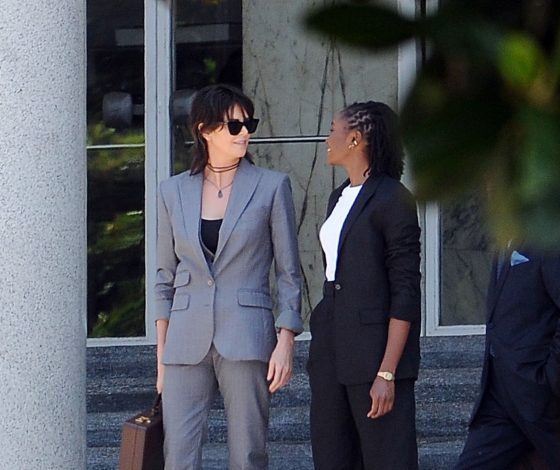 Стальная леди: Шарлиз Терон в брючном костюме и с новой прической на съемках фильма