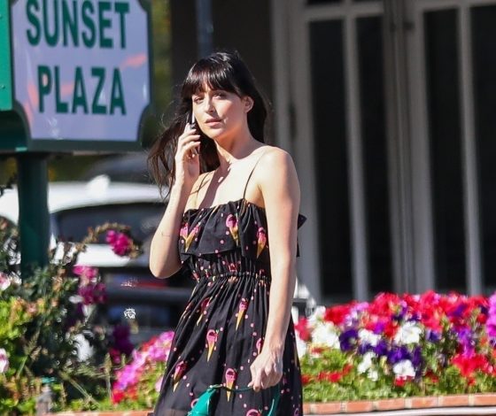 Дакота Джонсон в платье на тонких бретелях, которое подойдет для жаркого дня