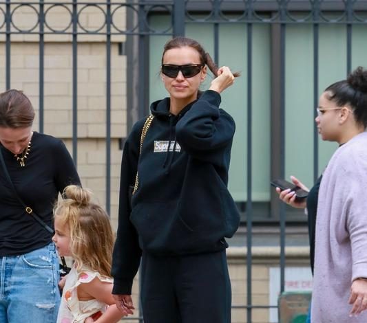 Не отстает от матери: Ирина Шейк на прогулке с подросшей дочерью