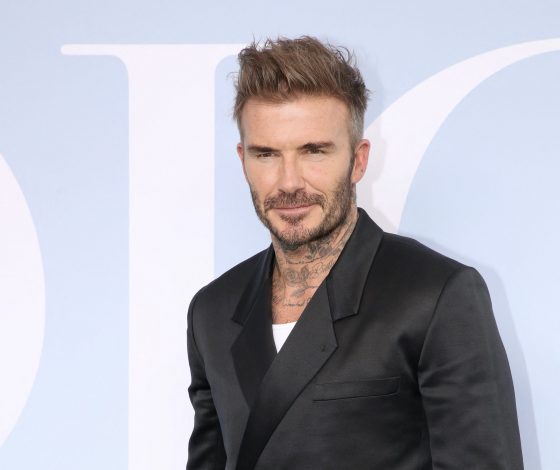 Новый образ Дэвида Бекхэма высмеяли в Сети: футболист появился в брюках палаццо и сандалиях с носками