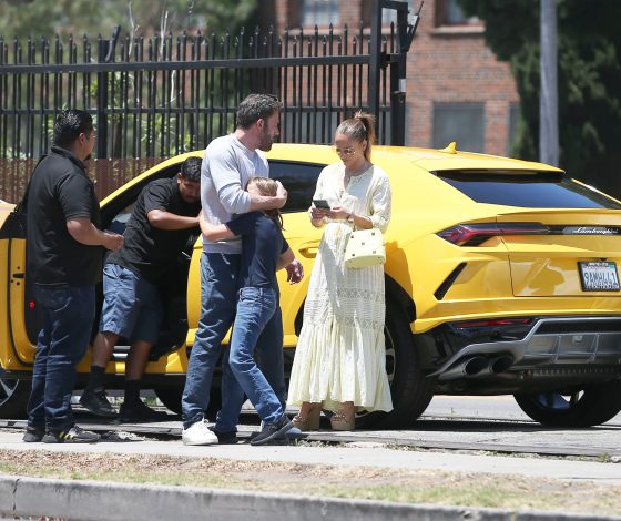 10-летний сын Бена Аффлека сел за руль и врезался в дорогую машину