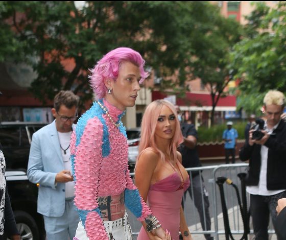 Больше никакой жгучей брюнетки: Меган Фокс появилась с новым цветом волос на премьере фильма своего бойфренда