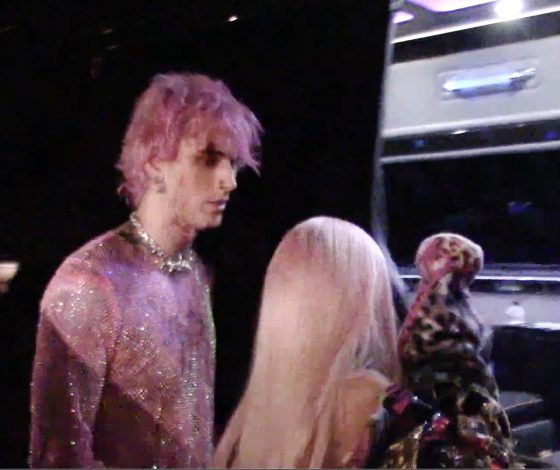 Жених Меган Фокс вышел из ночного клуба с окровавленным лицом