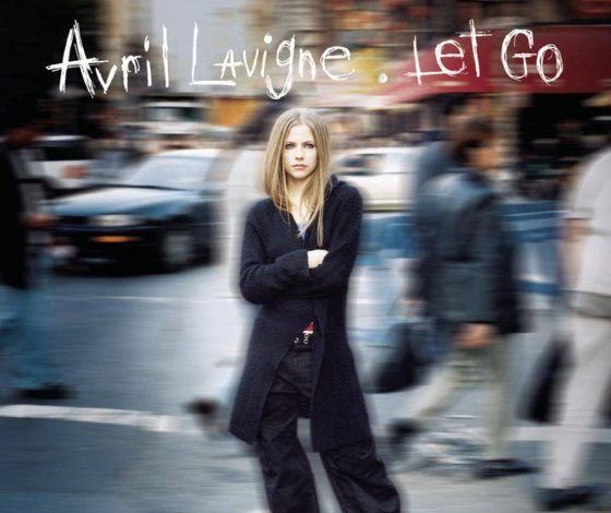 Аврил Лавин повторила культовую обложку своего дебютного альбома: за 20 лет певица почти не изменилась