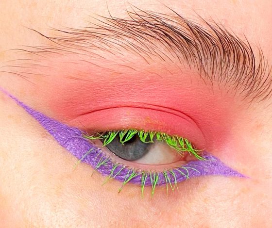 Яркие стрелки — самый трендовый макияж этого лета: как и, главное, чем его повторить?