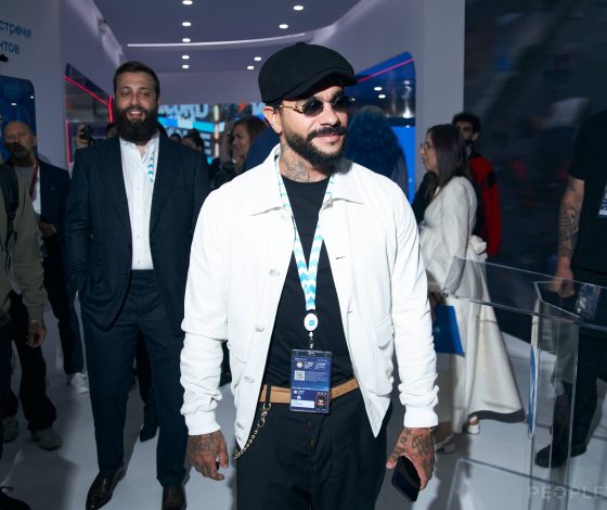 Вован и Лексус позвонили Джоан Роулинг, а Тимати записал трек в прямом эфире. Как прошел второй день ПМЭФ?