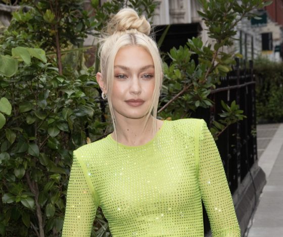 Джиджи Хадид показала спортивную фигуру в ярком бикини, а заодно и фото с дочерью