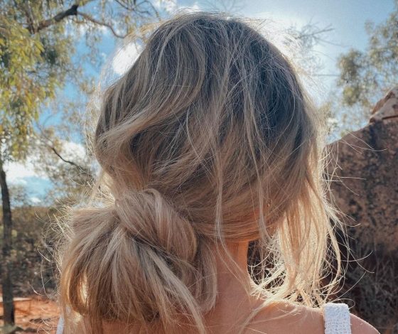 Пучок-узел — идеальная повседневная прическа на лето. Как ее повторить?