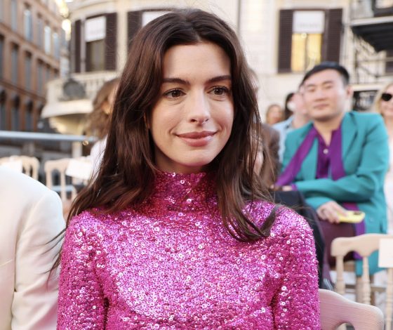 Экстремально короткое платье и туфли на платформе: Энн Хэтэуэй показала, как сделать ноги бесконечными