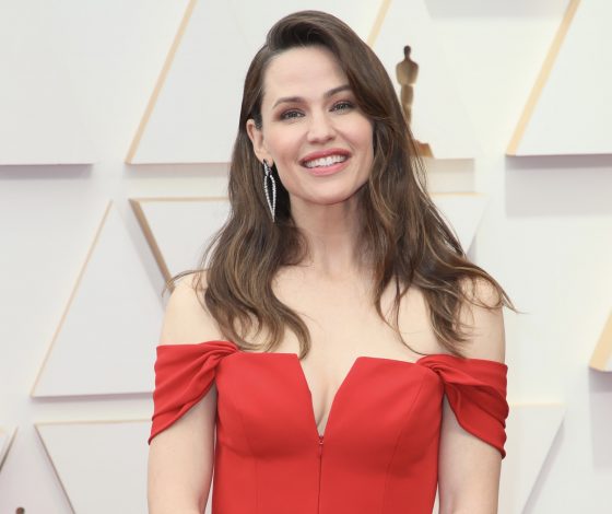 «Весь месяц я была развалиной»: Дженнифер Гарнер рассказала, как готовилась к выпускному дочери