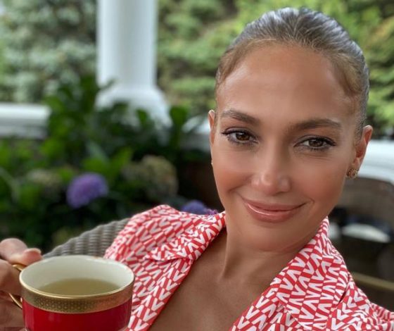 Сладкая жизнь: Дженнифер Лопес отправилась за пончиками в облегающем костюме