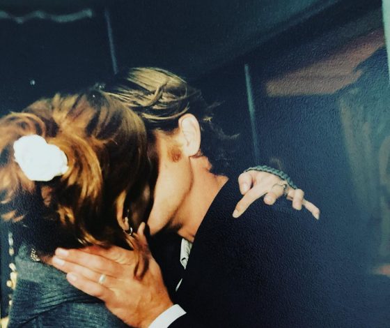 Очень трогательно: Джулия Робертс поздравила с днём свадьбы мужа редкой фотографией поцелуя