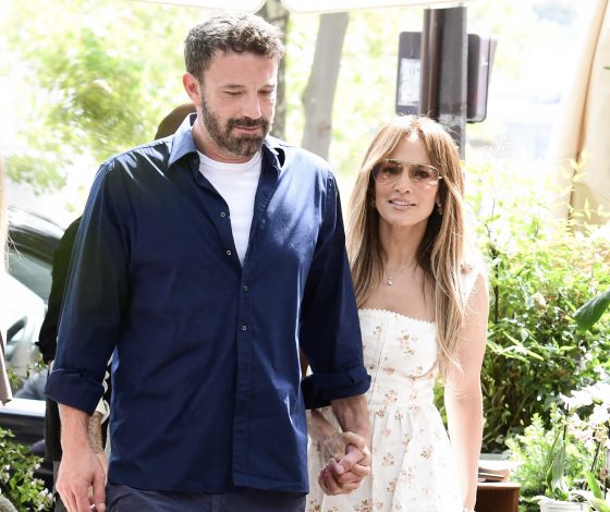 Главный подарок: Дженнифер Лопес в полупрозрачном кружевном платье в честь дня рождения Бена Аффлека