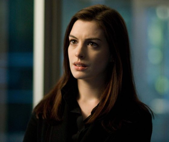 Энн Хэтэуэй доказывает, что в бежевом тренче можно выглядеть эффектно