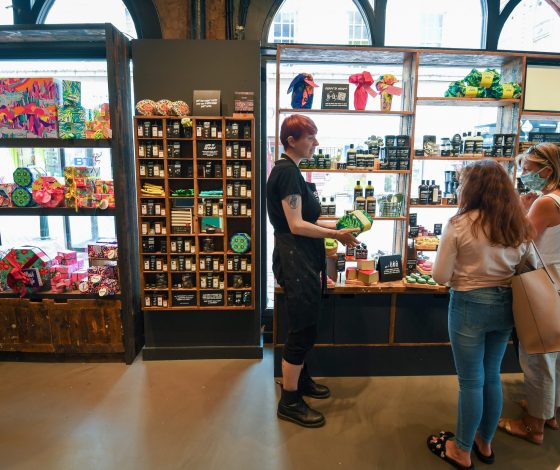 Косметическая сеть Lush полностью уходит из России