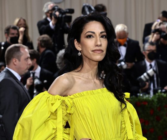 Что нужно знать о Хуме Абедин, с которой встречается Брэдли Купер?