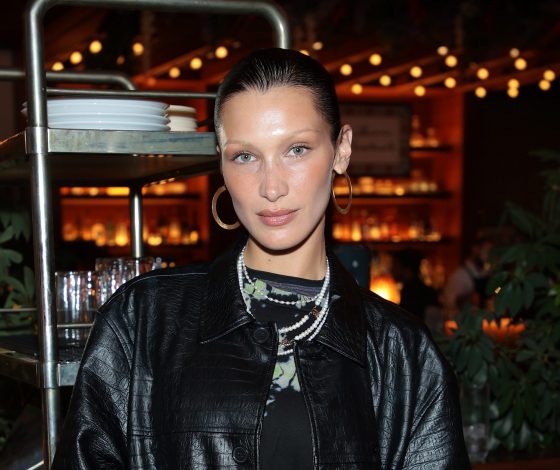 Идеальная фигура: Белла Хадид сводит с ума в кружевном комплекте белья