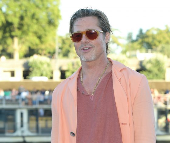 Брэд Питт покорил сердца поклонников своим новым образом, который сделал его моложе