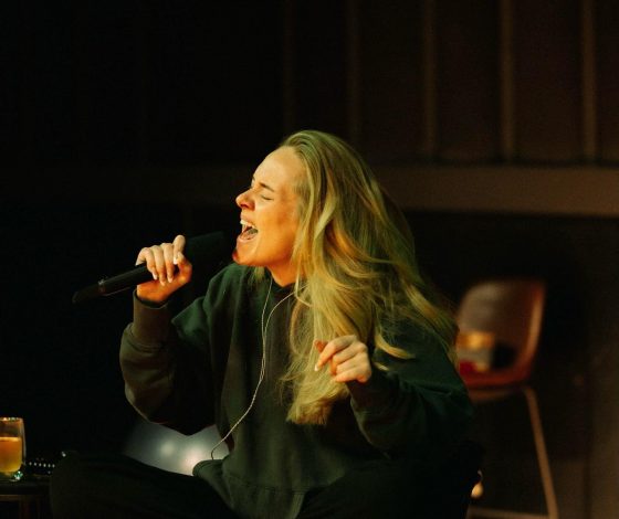 Как Адель готовится к концерту: поп-дива поделилась атмосферными кадрами с репетиции