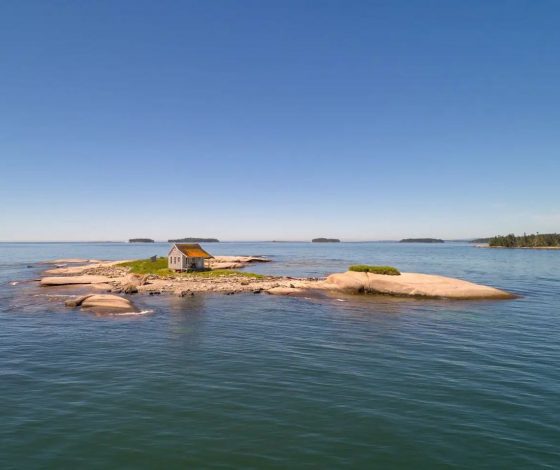 Американец продает остров с домом, но только с одним условием: покупатель должен переночевать там в одиночестве