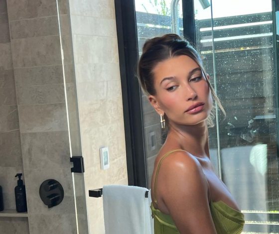 Подружка невесты: Хейли Бибер в атласном платье на свадьбе друзей