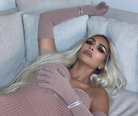 Ким Кардашьян поделилась фотографиями в белье. И, как всегда, в непростом