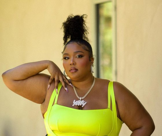 Лиззо вдохновилась Ким Кардашьян и примерила костюм из изоленты