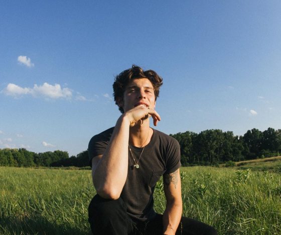 Шон Мендес пожертвовал одежду бездомному