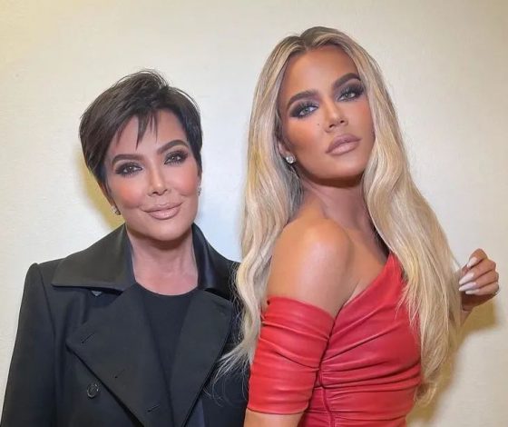 Главные фанаты Рождества: Хлои Кардашьян и Крис Дженнер снялись для праздничной открытки