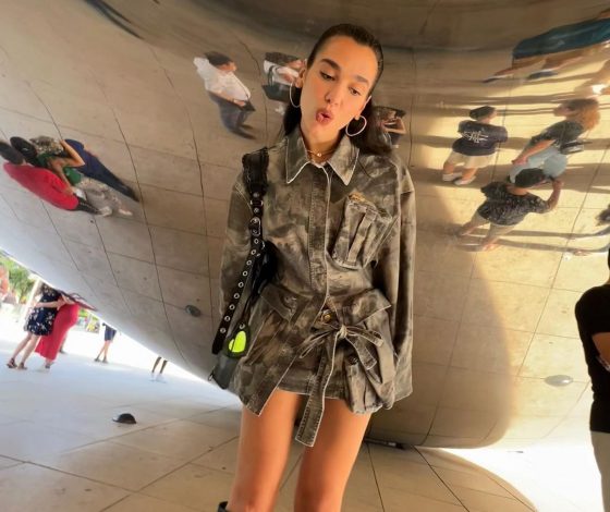 Путешествие во времени: Дуа Липа в вареном дениме поет оды 80-м