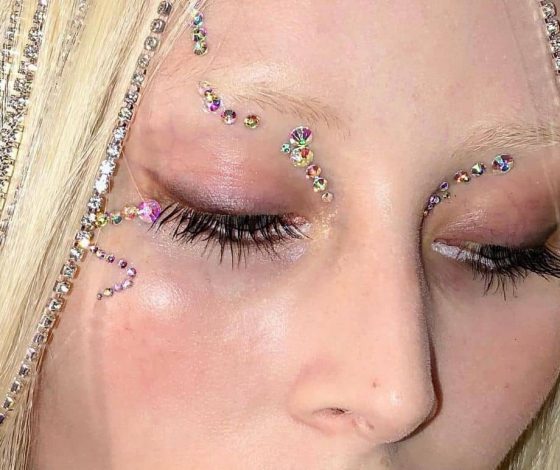 Стайлер для волос со стразами завирусился в TikTok на 8 млн просмотров: где его выгодно купить?