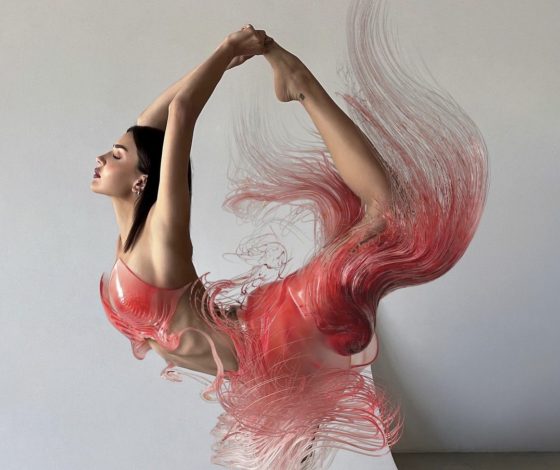 Смотреть, но не трогать: Дина Саева в летающем платье