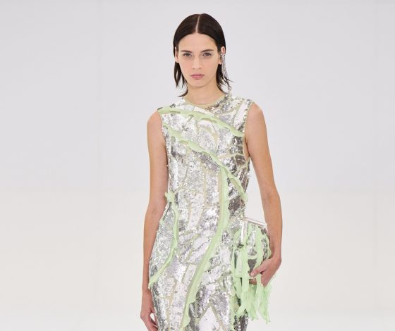 Продолжение следует: на показе Fendi замечена тенденция, которая навсегда изменит роль сумки в образе