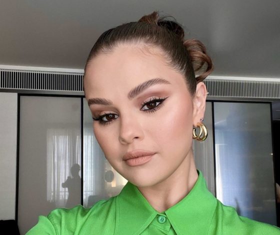 Как смешать зеленый, оранжевый и черный в одном образе? Коктейль от Селены Гомес