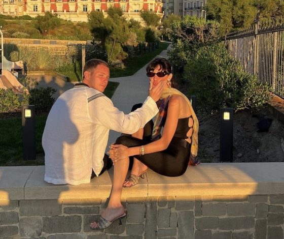 Белла Хадид заприметила (и воскресила) еще один тренд из нулевых – тонкий шелковый платок на голое тело