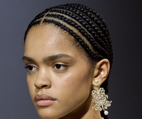 Тонкие косички – заметный тренд с Недели Моды. Как повторить и не утонуть в волосах?