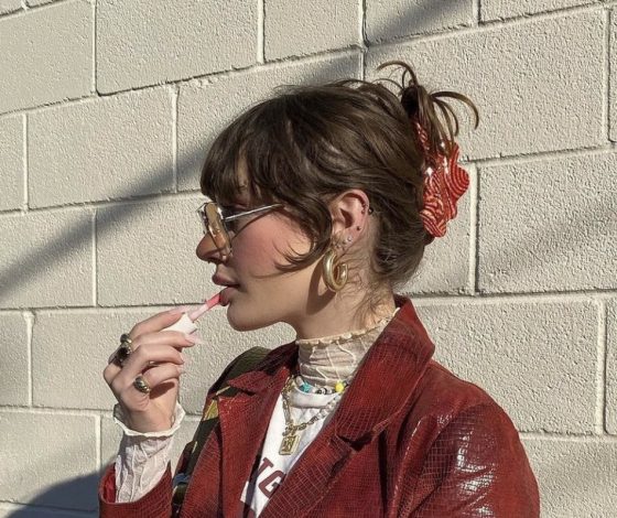 Крабики для волос: почему вернулись и с чем носить